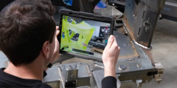 Ingénieur vérifiant une fabrication en usine avec l'application Twyn View