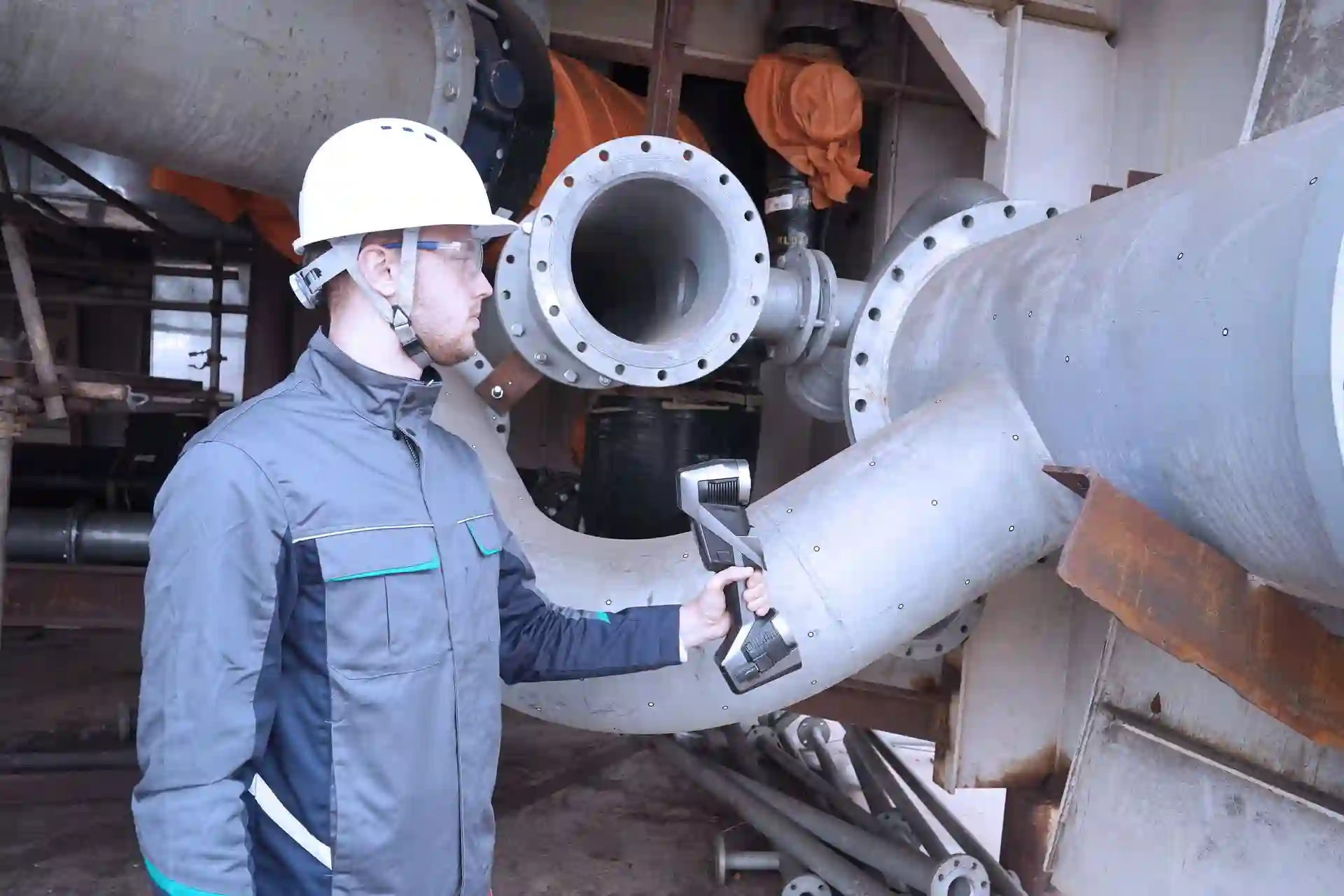 Technicien Triskan réalisant un scan 3D industriel sur site