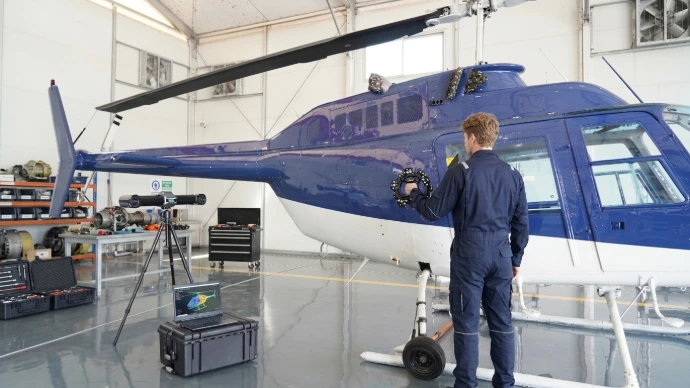 Opérateur scannant le fuselage d'un hélicoptère avec le Trackscan Sharp