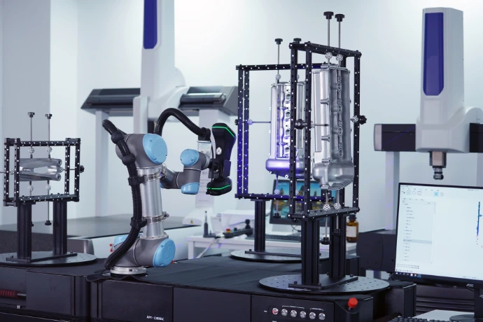 Un module AM DESK réalisant un scan 3d d'une pièce automobile