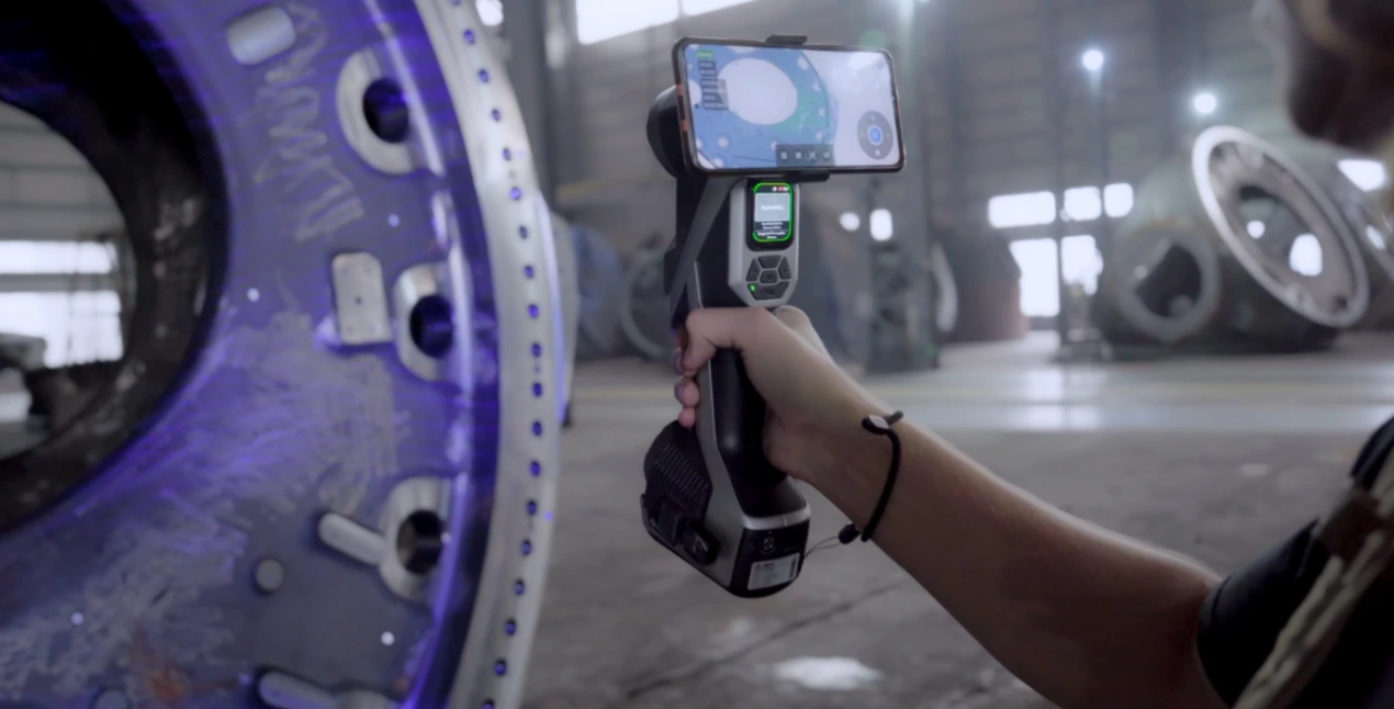 Ouvrier en train de numériser une pièce d'éolienne avec le scanner 3d KSCAN X et le logiciel Definsight Mobile