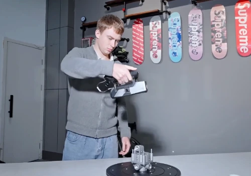 Ingénieur capturant une pièce mécanique avec son scanner 3d 3DEVOK MT
