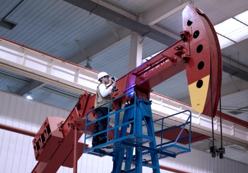 Un opérateur scannant une machine en hauteur pour de la maintenance avec son kscan