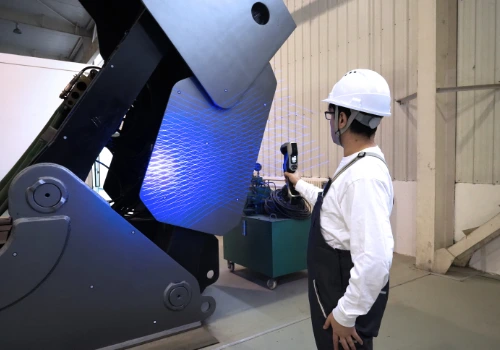 Un technicien réalise une inspection sur un engin avec son kscan-x