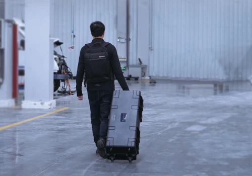 Opérateur marchant vers son lieu d'intervention avec son nimbletrack qui tient dans une seule mallette