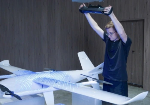 Un technicien numérisant le prototype d'un drone pour faire une nouvelle version
