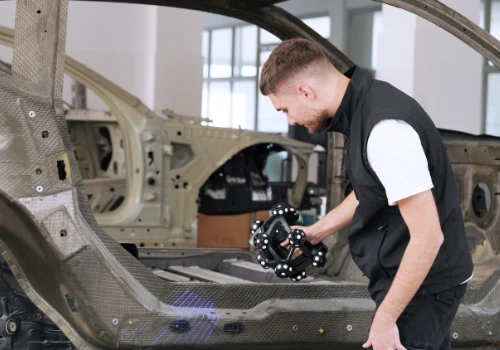 Un opérateur faisant une inspection sur une caisse en blanc matière carbone avec son nimbletrack