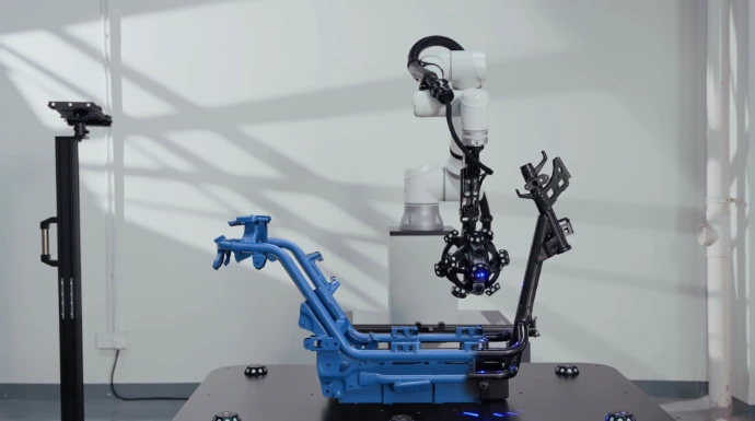 Le scanner 3d Nimbletrack numérise un chassis dans une cellule d'inspection automatisée AM CELL