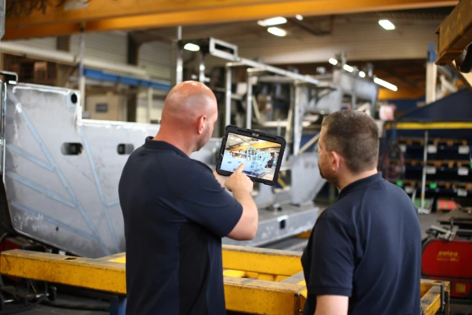 Ingénieur qui améliore les procédés de fabrication après analyse avec la réalite augmentée Twyn