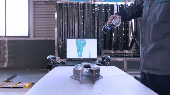 scan 3d dans notre atelier d'une pièce industriel pour refabrication