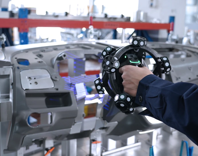 un homme capturant la 3d d'un tableau de bord pour analyse sur polyworks