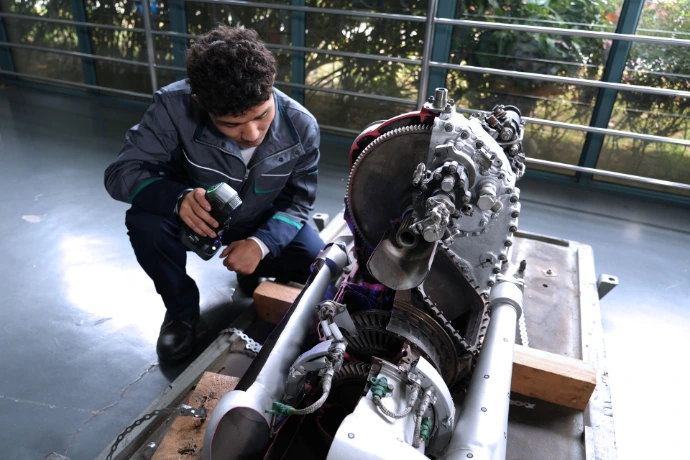 un opérateur de maintenance réalisant un scan 3d sur une pièce d'avion