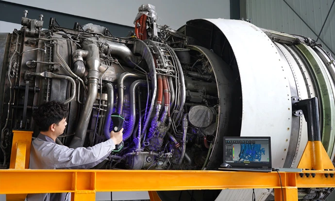Un technicien qui inspecte un moteur d'avion grâce au Kscan Magic