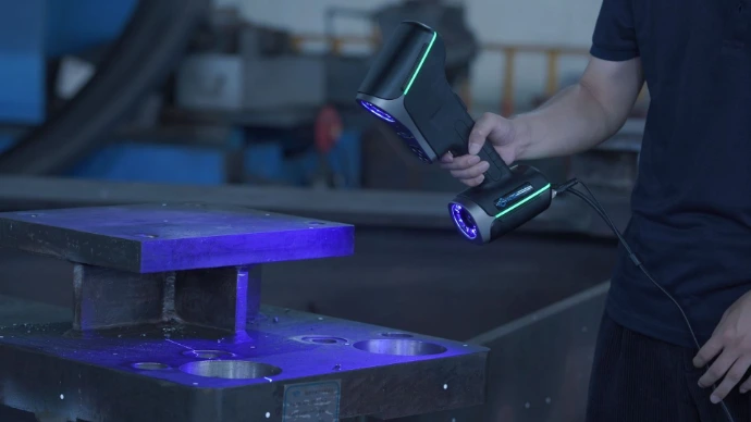 Un opérateur Triskan réalisant un scan 3d sur un outil fabriqué en atelier pour l'industrialiser grâce à la rétroconception