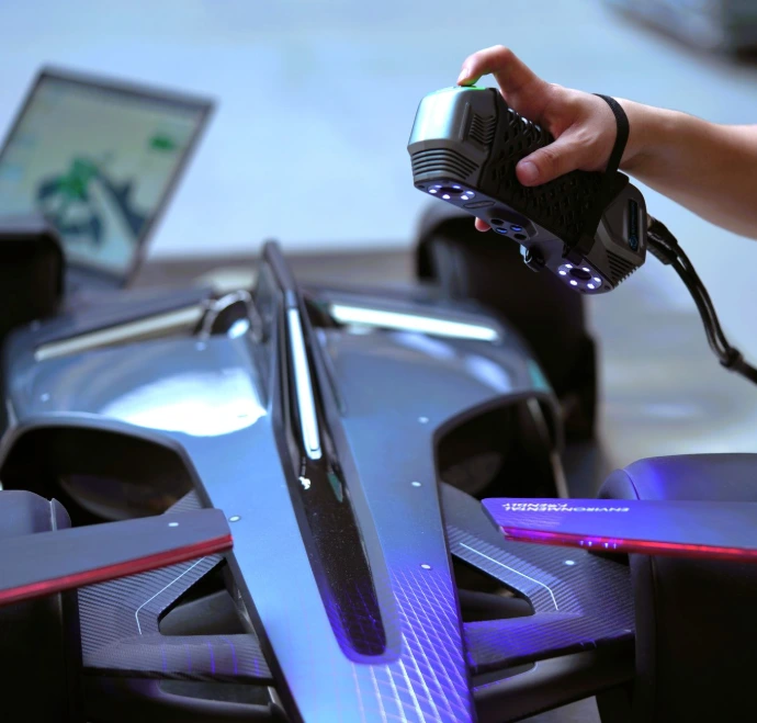 un ingénieur Triskan scannant un prototype avec le Simscan pour modélisation 3d