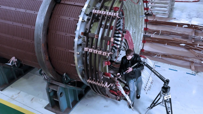 Un technicien Triskan réalisant une mesure au palpeur  AccuArm