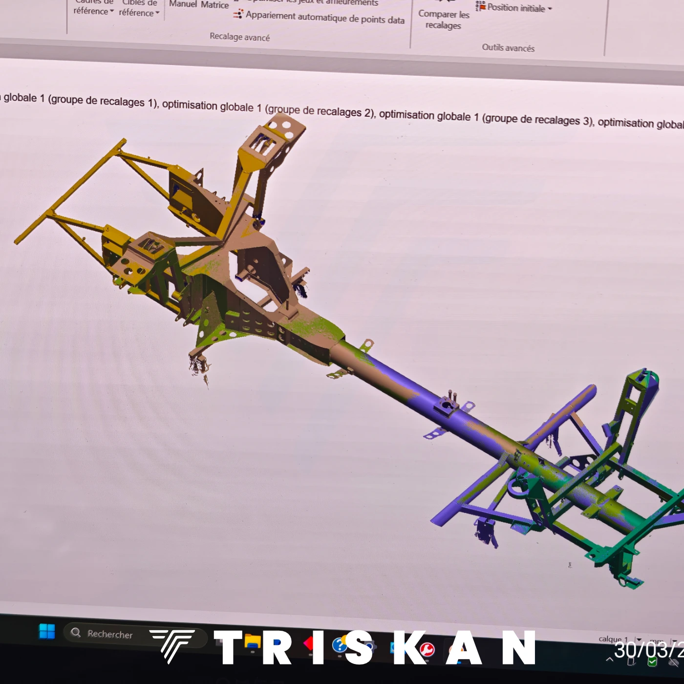 un scan 3d d'un chassis de voiture affiché sur l'écran d'un pc de numérisation 3d