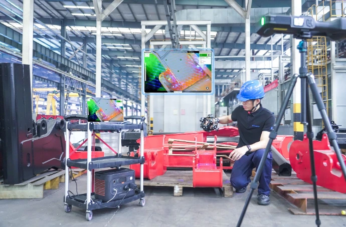 Ouvrier faisant de l'inspection avec la réalité augmentée du trackscan go de Scanology