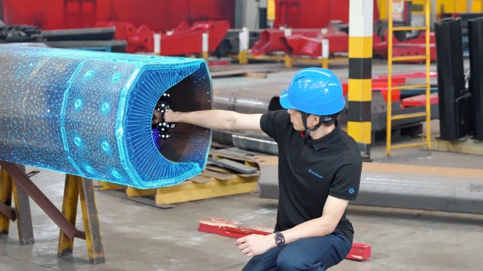 opérateur réalisant une inspection à l'intérieur d'un tube avec le trackscan GO